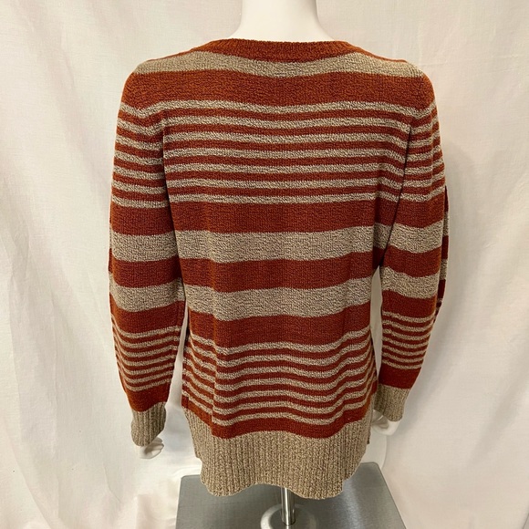 Women's crew neck sweater in orange and tan. - Picture 2 of 3